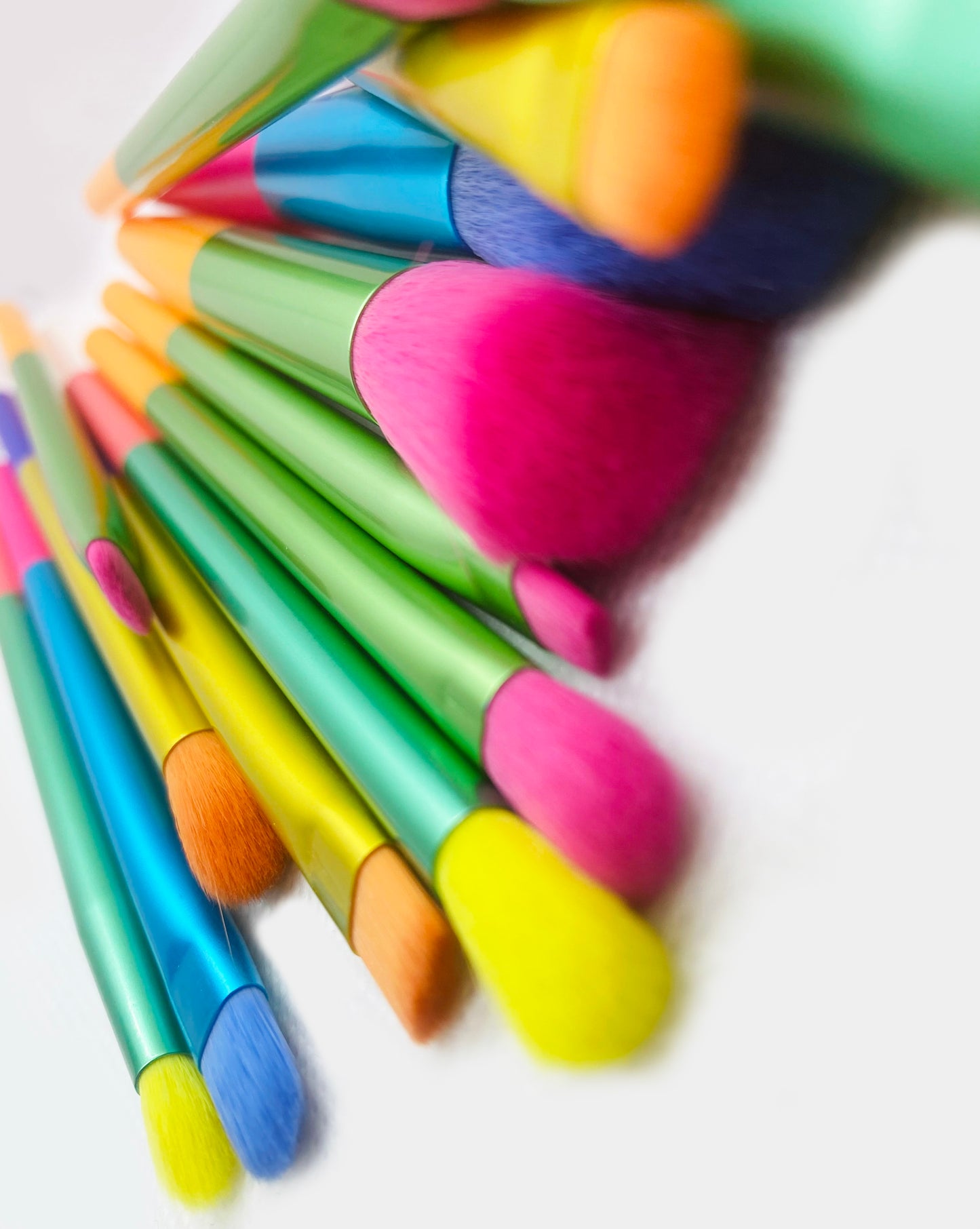 "Colour me Beauty"- 15 Piece Makeup Brush Set