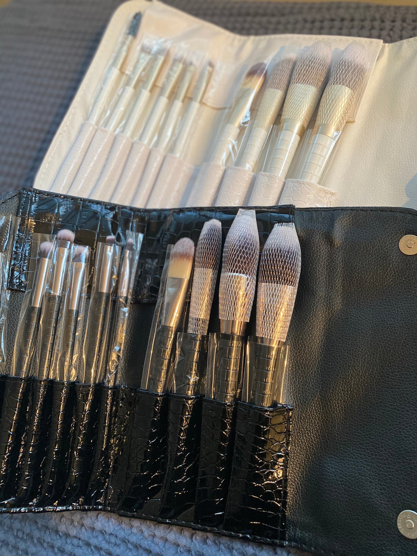Victoria - 10 Piece Makeup Brush Set (white)